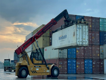 Container handling at the terminal